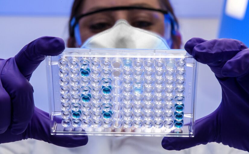 Un scientifique tient un échantillon ADN entre les mains lors d'un test ADN