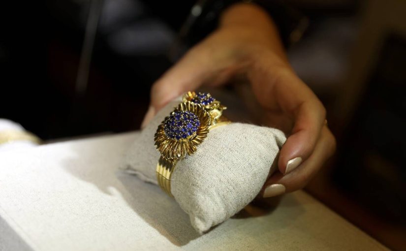 Montres à secret et rares bijoux d'artistes mis aux enchères par Artcurial cette semaine à Monaco