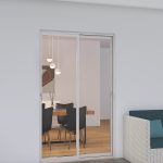Terrasse moderne avec canapé, porte vitrée ouvrant sur salle à manger