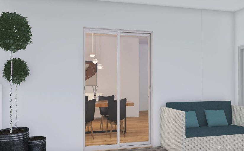 Terrasse moderne avec canapé, porte vitrée ouvrant sur salle à manger