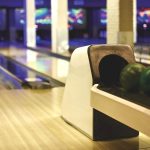 Allée de bowling avec voies, quilles, boules et sièges