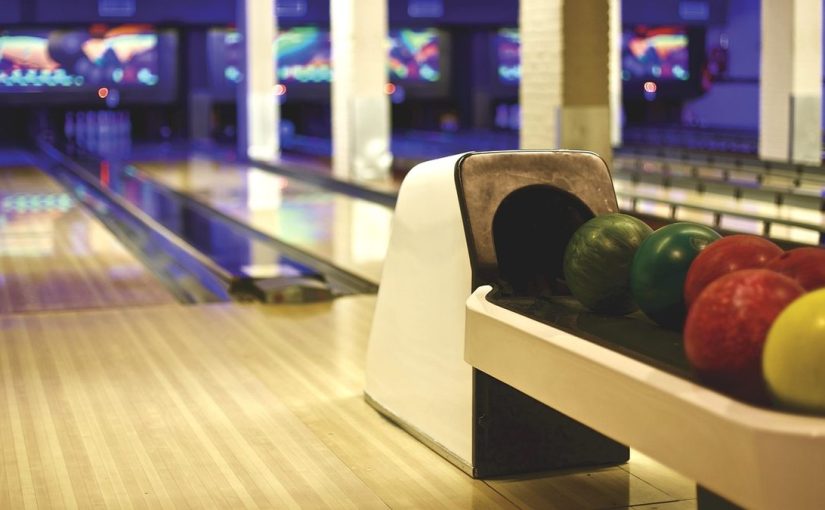 Allée de bowling avec voies, quilles, boules et sièges