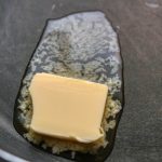 Un morceau de beurre qui fond doucement dans une poêle chaude