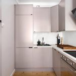 Cuisine moderne avec appareils intégrés et meubles gris