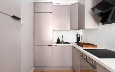 Cuisine moderne avec appareils intégrés et meubles gris