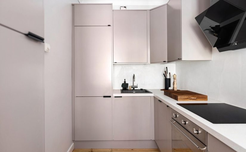 Cuisine moderne avec appareils intégrés et meubles gris
