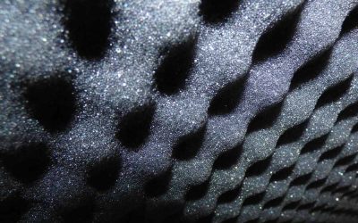 Mousse acoustique noire avec trous en forme de losange texture granuleuse