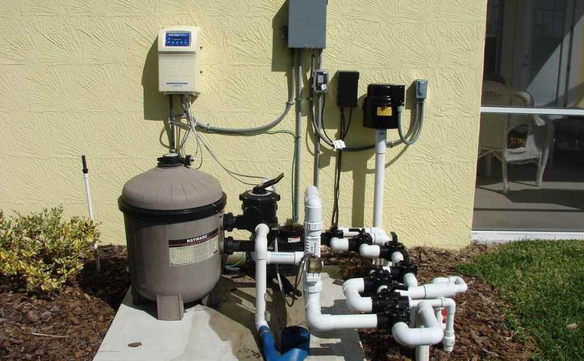 Pompe, filtre, tuyaux et commande pour nettoyer une piscine extérieure